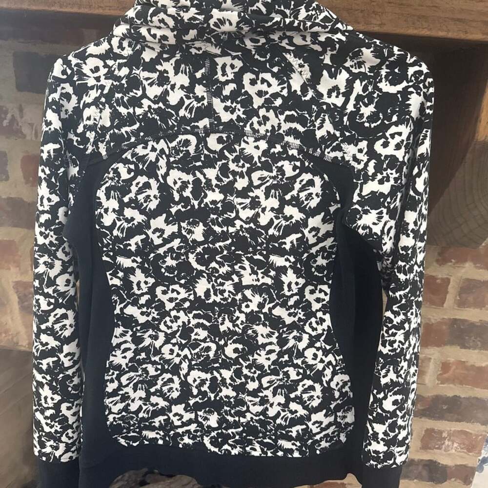 LULULEMON FLORAL BLACK WHITE SCUBA ZIP UP